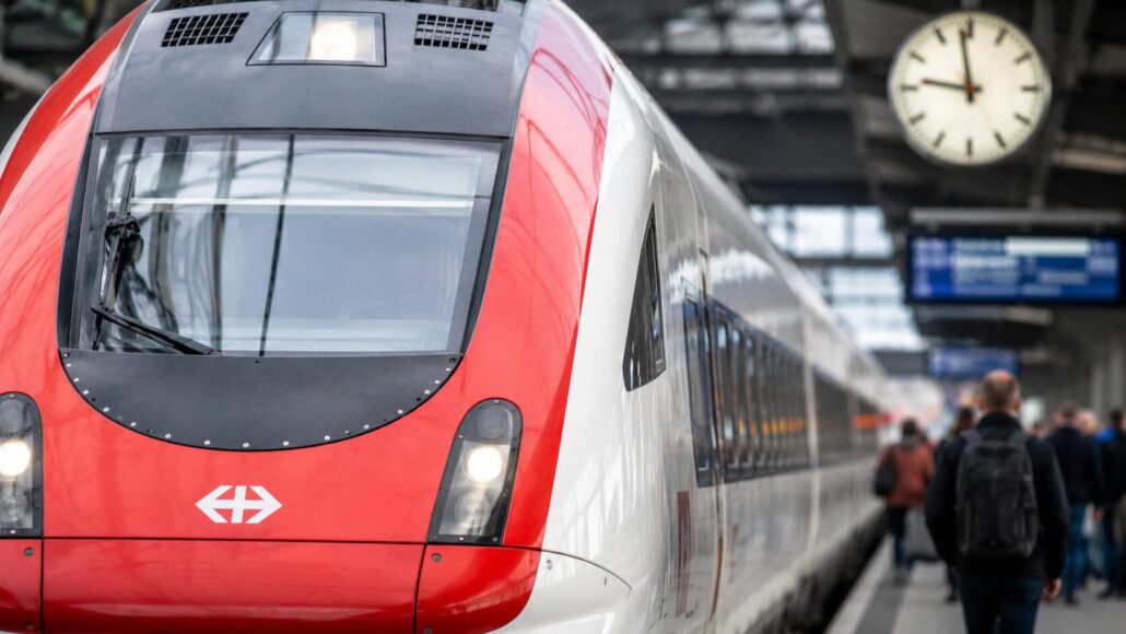 SBB Sommerfahrplan 2026: Neue Zugverbindungen, Baustellen, Nachtzüge, Ersatzbusse und Änderungen nach Italien, Deutschland und Frankreich. Welche Strecken betroffen sind und worauf Reisende achten müssen.