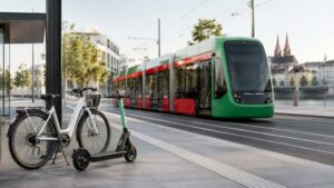 Basel-Stadt startet das Projekt U-Two mit 1 Million Franken. Getestet wird die Integration von Leihvelos, E-Trottinetts und ÖV über neue Tarifmodelle und die App BaselGo bis 2028.
